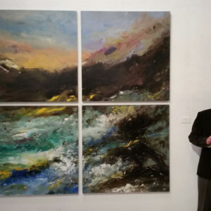 El autor con su obra La fuerza del mar