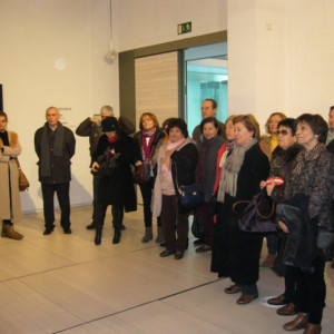 La profesora Elisa Pereira y  alumn@s durante la visita al Museo de Pontevedra