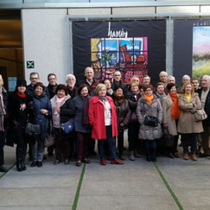 A la entrada del Museo de Pontevedra los artistas (a la izq.) y el grupo de alumn@s