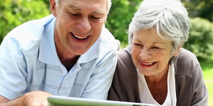 pareja-mayor-con-tablet